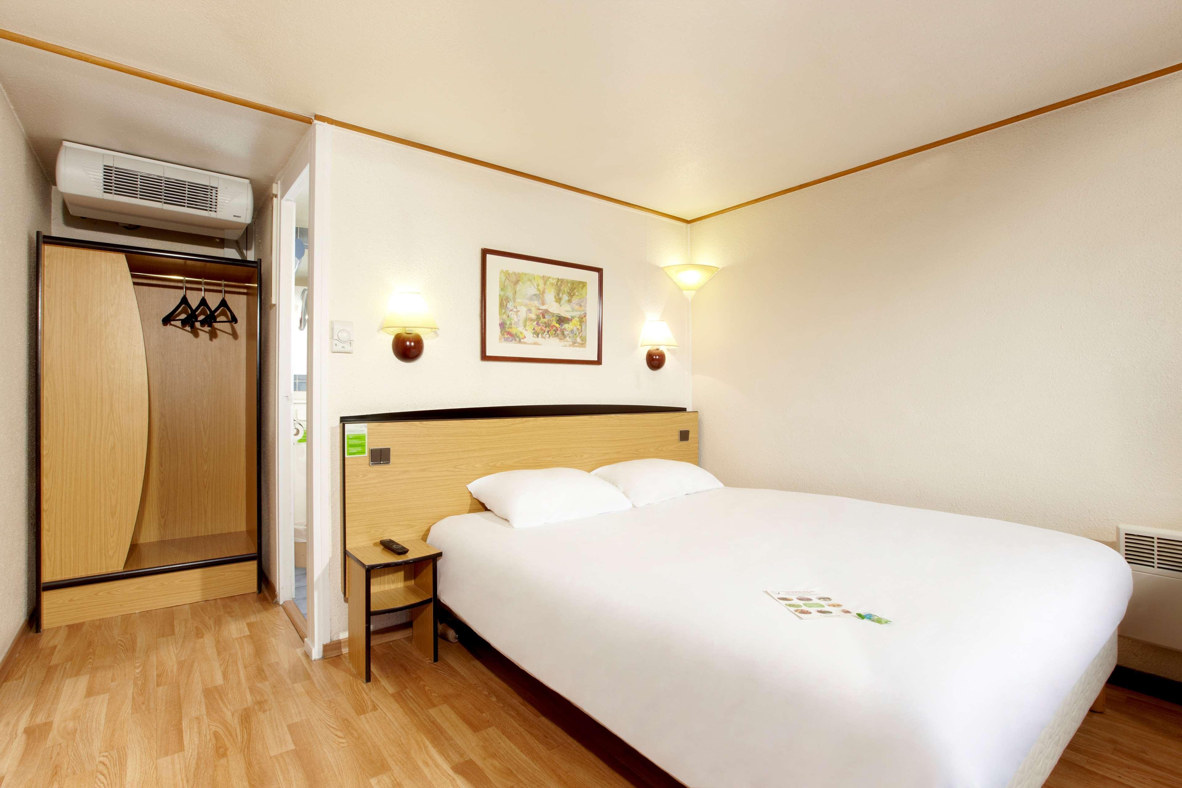 Campanile Mulhouse - Illzach Ile Napoleon Hotel Buitenkant foto